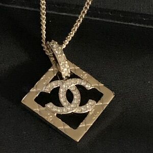 Absolutely stunning brand new champagne authentic Chanel necklace with cc logo❤️